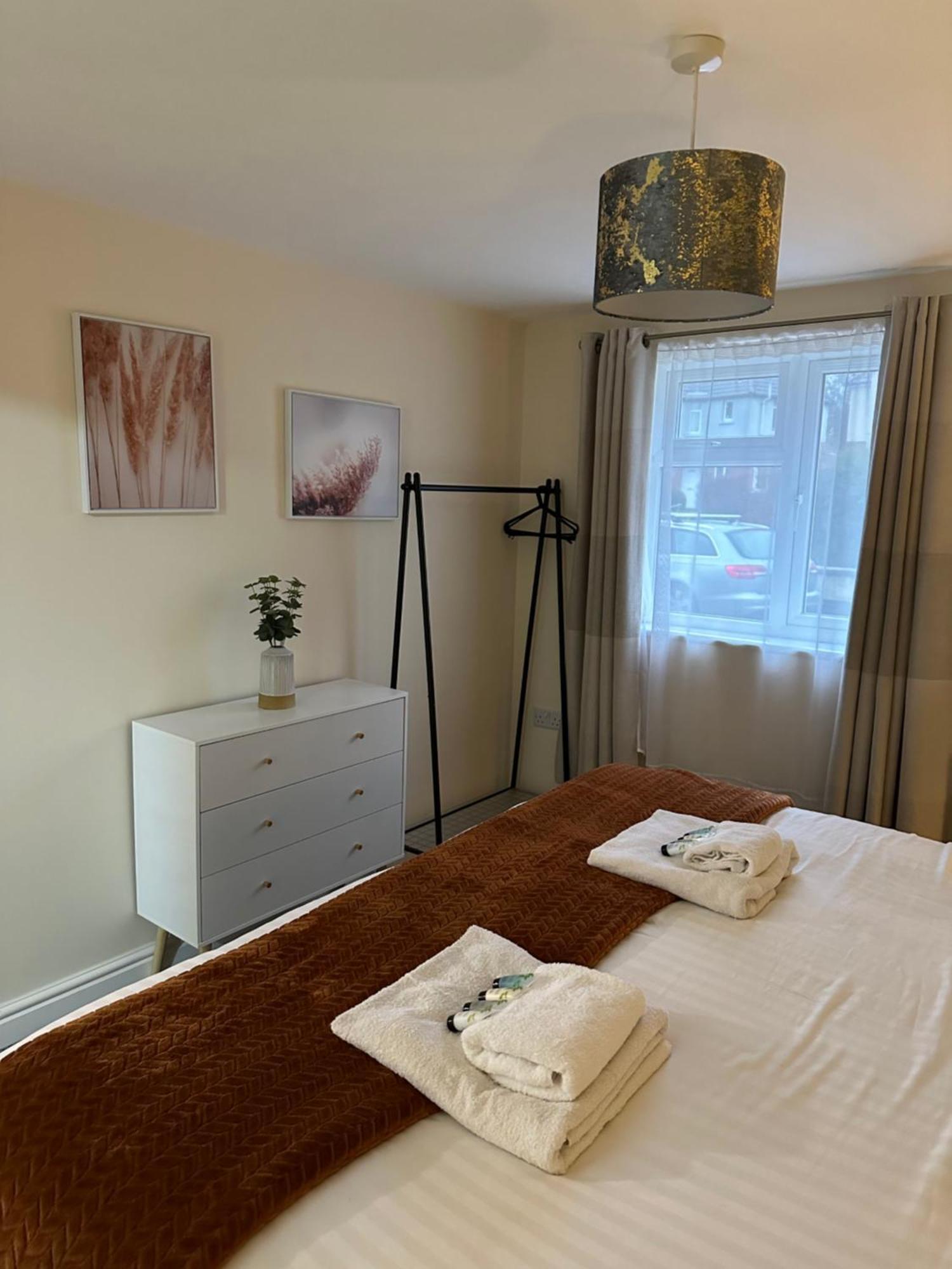 Orange Lilly In Stroud With Free Parkingアパートメント エクステリア 写真