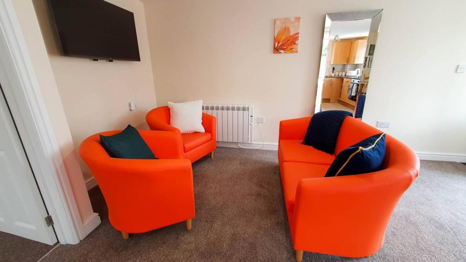 Orange Lilly In Stroud With Free Parkingアパートメント エクステリア 写真